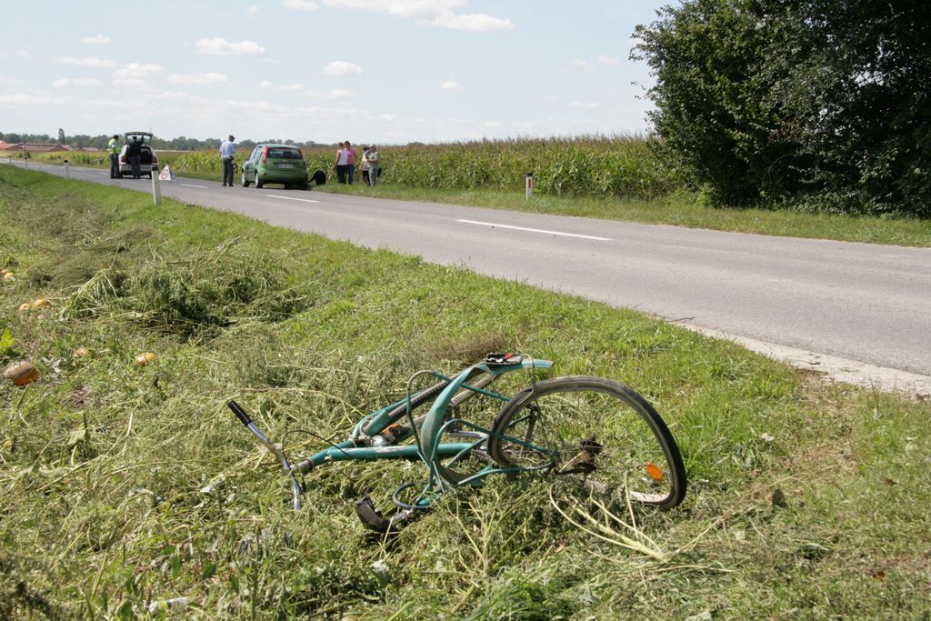 Pri Postojni: kolesar umrl na kraju nesreče 